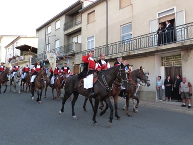 le hasard fait bien les choses puisque nous arrivons dans un village où se déroule une fête