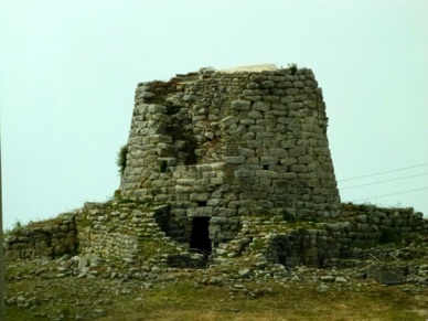 et visite de l'imposant nuraghe appelé "le géant rouge"