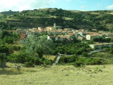 un petit village perdu dans la montagne