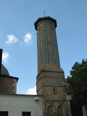 TEKKE DE MEVLANA : tour côtelée recouverte de céramique verte