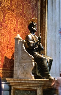 statue en bronze de Saint Pierre sculptée par Arnolfo Di Cambio