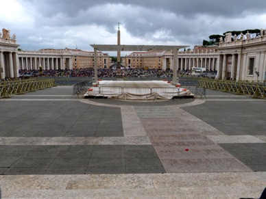 Place Saint Pierre entourée de 284 colonnes supportant les toits des portiques surmontés de 140 statues