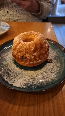 arr&ecirc;t pour d&eacute;guster un kouglof 
fait maison