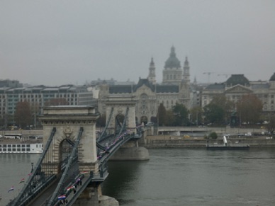 le Pont des Cha&icirc;nes qui relie les deux rives : Buda et Pest