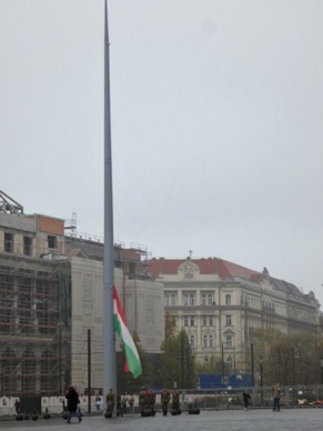 m&acirc;t en forme d'aiguille sur lequel les soldats vont hisser le drapeau