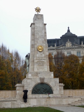 Place de la Libert&eacute; avec son ob&eacute;lisque glorifiant les lib&eacute;rateurs sovi&eacute;tiques
