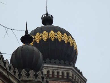 avec des minarets coiff&eacute;s de d&ocirc;mes en forme de bulbes, des &eacute;toiles &agrave; 8 branches