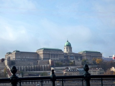 le ch&acirc;teau royal construit en 1733, perch&eacute; sur sa colline