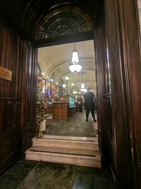 avec plusieurs salons en enfilade style Belle Epoque