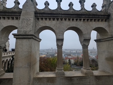 long de 140m  les 7 tourelles sont reli&eacute;es par un chemin de ronde avec fen&ecirc;tres et balcons