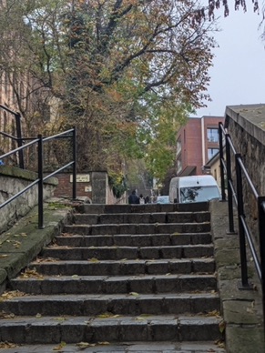 Nous descendrons tous ces escaliers pour arriver 
&agrave; l'Eglise Ste Anne