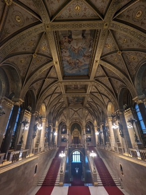 avec son plafond dor&eacute;