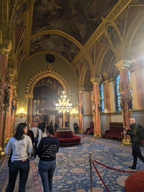 salle dans laquelle sont &eacute;voqu&eacute;s diff&eacute;rents m&eacute;tiers