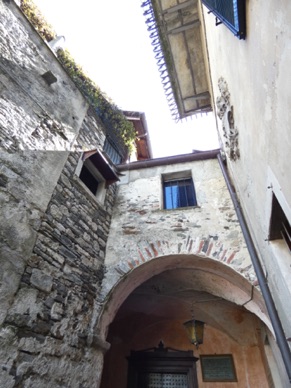 passage entre une maison et le monastère