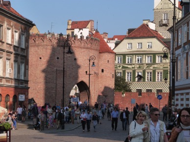 la Vieille Ville est entourée de remparts et de nombreuses portes ..