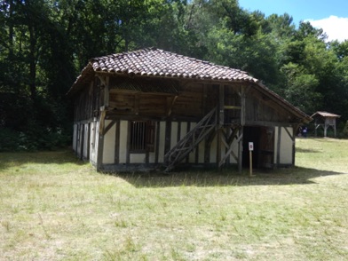 la grange de la rivière et le poulailler perché