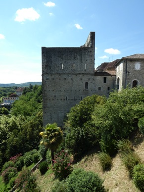 la Tour Monr&eacute;al : rectangulaire du 13e domine le Gave du haut de ses 30m