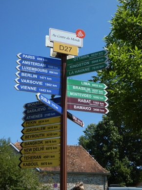 Village d&eacute;cr&eacute;t&eacute; "centre du monde" en 2012