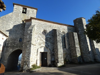 porte de ville en ogive perc&eacute;e dans la tour clocher de l'&eacute;glise