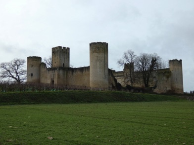 BUDOS : château fort du début du XIVeme siècle, inscrit aux Monuments Historiques depuis 1988