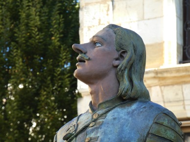 et une autre statue de Cyrano en bronze color&eacute; r&eacute;alis&eacute;e par un artiste espagnol.