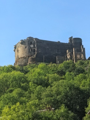 son château médiéval du 12e sur un cône basaltique son château médiéval du 12e sur un cône basaltique