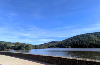 Lac de formation volcanique vaste de 60Ha et profond de 6m Lac de formation volcanique vaste de 60Ha et profond de 6m