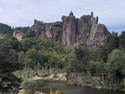 Vestiges du ch&acirc;teau surplombant un m&eacute;andre de la Loire