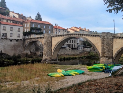 pont &agrave; dos d'&acirc;ne de la fin du Moyen Age qui relie les deux quartiers
