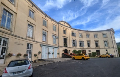 le prieur&eacute; fortifi&eacute; qui a &eacute;t&eacute; reconstruit au XVIIIe et abrite aujourd'hui la Mairie