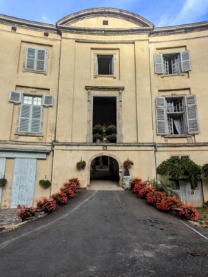 le passage vo&ucirc;t&eacute; conduit directement au porche de l'&eacute;glise