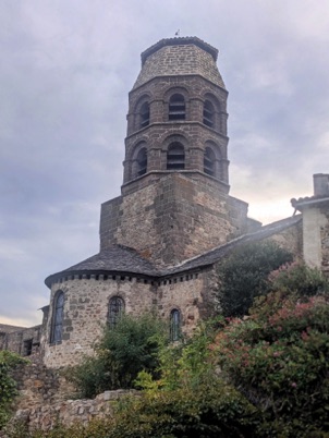 Eglise abbatiale Saint Andr&eacute; dont le clocher fut d&eacute;capit&eacute; &agrave; la R&eacute;volution et recouvert d'un bonnet phrygien