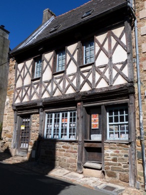 belles maisons à pan de bois dans la rue Ernest Renan