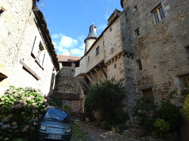 Ancienne cit&eacute; m&eacute;di&eacute;vale enserr&eacute;e par une double ceinture de remparts