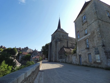 Eglise Saint Beno&icirc;t et prieur&eacute; roman