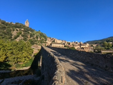 et son pont en dos d'&acirc;ne m&eacute;di&eacute;val