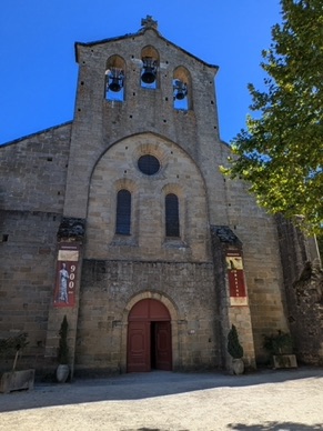 C'&eacute;tait l'&eacute;glise du monast&egrave;re, donc abbatiale. Elle a &eacute;t&eacute; amput&eacute;e des 2/3 de sa nef