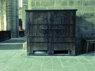grosse armoire liturgique de ch&ecirc;ne du XIIe