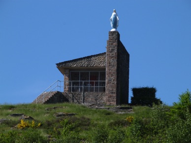 depuis 1880 une chapelle est érigée à son faîte