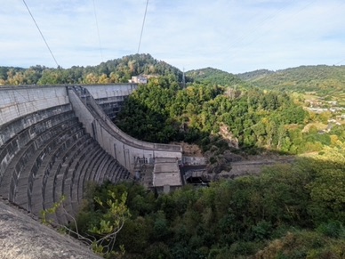 c'est le plus grand (120m), le plus gros et le plus fort des barrages sur la Dordogne