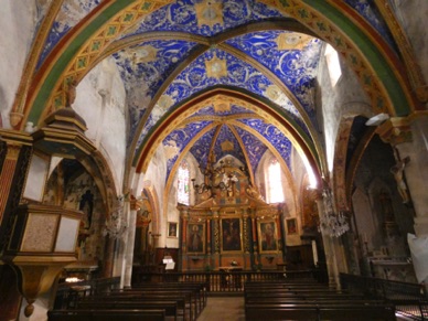 à l'intérieur le retable baroque de 1689 et de superbes fresques recouvrant le plafond ogival
