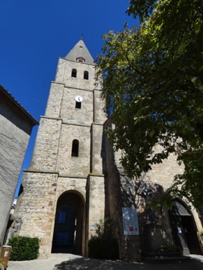 Eglise Sainte Corneille  du XIVe avec son clocher fortifié du XVIIIe