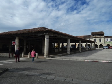 MAUVEZIN : ancienne place forte protestante avec une halle du XIVe sur piliers de pierres