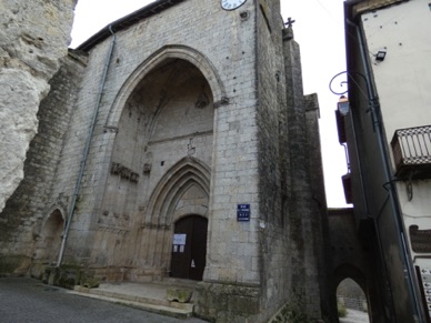 Eglise en partie fortifiée avec un portail gothique