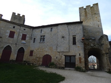 Edifiée au XIIIème siècle c'est la plus petite cité fortifiée de France