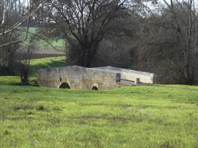 Pont d'ARTIGUES enjambe l'Oise, situé à 1000 kms de St Jacques de Compostelle