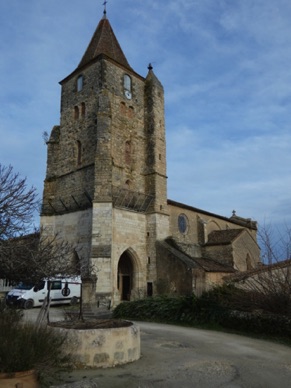 l'église au clocher porche date du XIIeme est l'ancien donjon du château