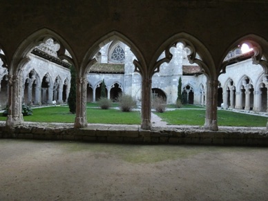 le cloître de style gothique