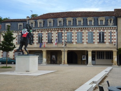 Sur la place de la Mairie, la statue qui mesure 3,50m de haut est le départ de la  "route européenne d'Artagnan"