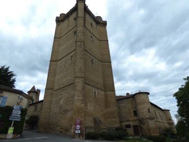 le donjon de 43m de haut, chef d'oeuvre de l'architecture médiévale